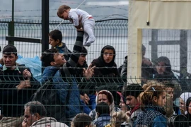 Người di cư tại khu vực Dikili, Thổ Nhĩ Kỳ. (Nguồn: AFP/TTXVN) 