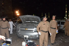 Cảnh sát điều tra tại hiện trường vụ nổ bom ở nhà thờ Nhà tiên tri Mohammed thuộc Medina ngày 4/7. (Nguồn: EPA/TTXVN)