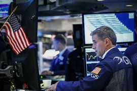 Giao dịch viên làm việc tại Sàn giao dịch chứng khoán New York, Mỹ ngày 27/7. (Nguồn: AFP/TTXVN) 