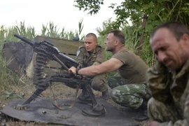 Binh sỹ Ukraine sử dụng súng phóng lựu tự động trong cuộc xung đột với lực lượng ly khai miền Đông ở gần Avdeevka, vùng Donetsk. (Nguồn: AFP/TTXVN)