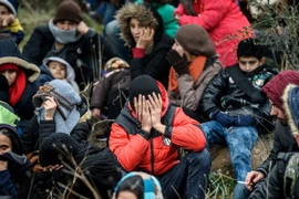 Người di cư chờ tại Canakkale, Thổ Nhĩ Kỳ để tìm cách vượt biển tới Hy Lạp. (Nguồn: AFP/TTXVN) 