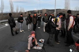  Người tị nạn Afghanistan chờ đợi giấy phép tại biên giới giữa Hy Lạp và Macedonia, gần làng Idomeni. (Nguồn: AFP/TTXVN) 