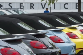 Xe Volkswagen Beatle bày bán tại đại lý ở Woodbridge, bang Virginia, Mỹ ngày 29/9. (Nguồn: AFP/TTXVN) 