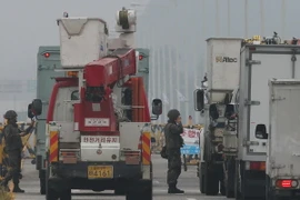 Binh sỹ Hàn Quốc kiểm tra các xe chở hàng tại lối vào khu công nghiệp Keasong. (Nguồn: Yonhap/TTXVN) 