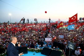 Tổng thống Recep Tayyip Erdogan phát biểu trong cuộc míttinh tại thành phố Istanbul. (Nguồn: EPA/TTXVN) 