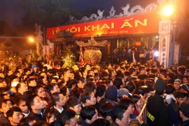 Cảnh tượng chen lấn xếp hàng xin ấn luôn diễn ra tại khu vực sân chính khu di tích đền Trần. (Nguồn: TTXVN) 