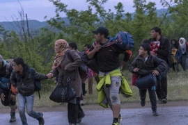 Người tị nạn Syria tìm cách vượt biên trái phép qua khu vực biên giới Hy Lạp-Macedonia. (Nguồn: AFP/TTXVN) 