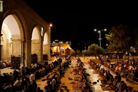 Các tín đồ Hồi giáo Palestine cầu nguyện tại khu đền al-Aqsa ở Jerusalem. (Nguồn: THX/TTXVN) 