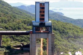 Thử nghiệm trên mặt đất động cơ tên lửa công suất lớn tại Trung tâm phóng vệ tinh Sohae của Triều Tiên ngày 20/9. (Nguồn: Yonhap/TTXVN) 