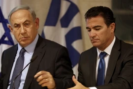 Thủ tướng Israel Benjamin Netanyahu (trái) và ông Yossi Cohen tại một cuộc họp ở Jerusalem. (Nguồn: AFP/TTXVN)