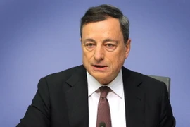 Chủ tịch ECB Mario Draghi phát biểu trong một cuộc họp báo 