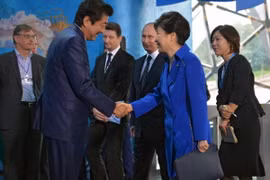 Thủ tướng Nhật Bản Shinzo Abe (trái, trước) và Tổng thống Hàn Quốc Park Geun-hye (phải, trước). (Nguồn: EPA/TTXVN)