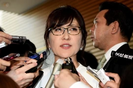 Bộ trưởng Quốc phòng Nhật Bản Tomomi Inada (giữa) trả lời phỏng vấn tại thủ đô Tokyo. (Nguồn: AFP/TTXVN) 