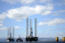 Giàn khoan dầu của Đơn vị GSF Galaxy III được nhìn từ Cromarty Firth, phía Bắc Inverness, Scotland ngày 21/4. (Nguồn: AFP/TTXVN) 