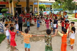 Giờ học thể dục ngoài trời của các cháu ở Trường Mầm non xã Nhâm, huyện miền núi A Lưới. (Ảnh: Hồ Cầu/TTXVN) 