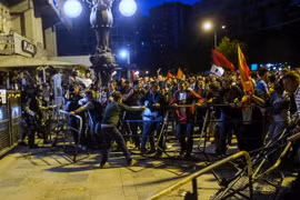 Người dân Macedonia biểu tình tại Skopje ngày 14/4. (Nguồn: AFP/TTXVN) 