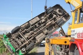 Ách tắc kéo dài trên đèo Hải Vân do xe chở gas bị lật