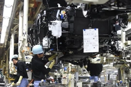 Công nhân hãng Toyota làm việc tại dây chuyền lắp ráp xe ôtô Lexus NX ở nhà máy Miyata thuộc Miyawaka, tỉnh Fukuoka.