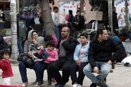 Người di cư và tị nạn tại quảng trường Victoria, trung tâm Athens (Hy Lạp). (Nguồn: AFP/TTXVN) 