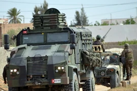 Lực lượng đặc nhiệm Tunisia tuần tra tại Ben Guerdane, gần biên giới Libya. (Nguồn: AFP/TTXVN) 