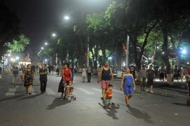 Đông đảo nhân dân hưởng ứng không gian đi bộ quanh khu vực hồ Gươm trong ngày đầu tiên. (Nguồn: TTXVN) 