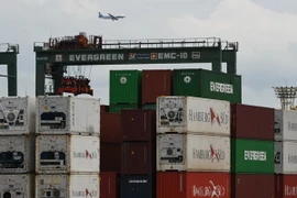 Hoạt động của tàu quốc tế tại cảng biển Tokyo. (Nguồn: AFP/TTXVN)