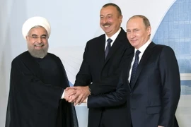 Tổng thống Nga Vladimir Putin (phải), Tổng thống Azerbaijan Ilham Aliyev (giữa) và Tổng thống Iran Hassan Rouhani (trái) tại hội nghị. (Nguồn: AFP/TTXVN) 