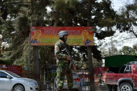 Binh sỹ Pakistan gác bên ngoài một công viên ở thành phố Lahore ngày 28/3. (Nguồn: THX/TTXVN) 