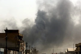 Khói bốc lên sau các vụ nổ ở Baghdad ngày 2/9. (Nguồn: AFP/TTXVN) 