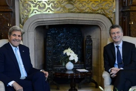 Tổng thống Argentina Mauricio Marci (phải) có cuộc gặp với Ngoại trưởng Mỹ John Kerry. (Nguồn: EPA/TTXVN