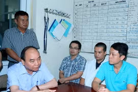 Thủ tướng Nguyễn Xuân Phúc chỉ đạo các bác sỹ tại Bệnh viện Đa khoa tỉnh Yên Bái cứu chữa nạn nhân. (Ảnh: Thống Nhất/TTXVN) 