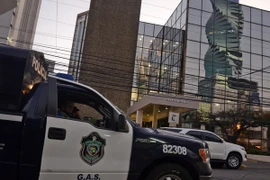Xe của cảnh sát ở bên ngoài các văn phòng công ty luật Mossack-Fonseca. (Nguồn: AFP/TTXVN)