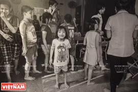 Một em bé trong lớp học dành cho trẻ tự kỷ tại thành phố Hạ Long. (Ảnh: Debbie Rasiel)