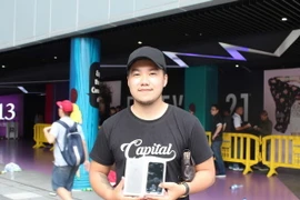 Anh Phạm Xuân Quý với “chiến lợi phẩm” trên tay. (Nguồn: Vietnam+)