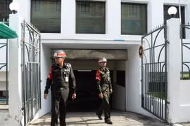 Binh sỹ Thái Lan gác ngoài tòa án ở thủ đô Bangkok, nơi sẽ diễn ra vụ xét xử hai nghi can vụ đánh bom đền Erawan. (Nguồn: AFP/TTXVN) 