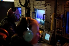 Lực lượng cứu hộ Australia theo dõi màn hình radar trong chiến dịch tìm kiếm máy bay MH370 trên vùng biển ngoài khơi Australia. (Nguồn: EPA/TTXVN) 