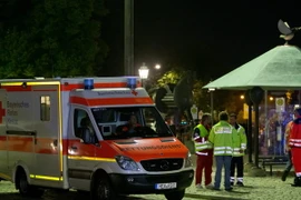 Lực lượng cứu hộ làm nhiệm vụ tại hiện trường vụ nổ ở Ansbach, ngày 25/7. (Nguồn: EPA/TTXVN) 