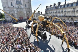 Người dân hoảng loạn vì sự xuất hiện của nhện máy 38 tấn