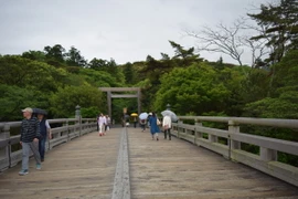 Cầu Uji nối 2 cổng chính vào đền Naiku. 