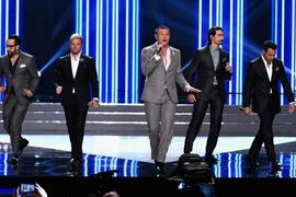 Cháy hết mình cùng Backstreet Boys trong chung kết Hoa hậu Mỹ