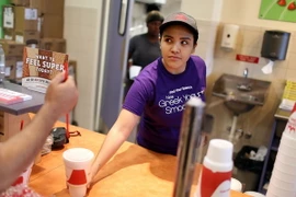 Anh nâng mức lương tối thiểu do bị chỉ trích vì "thắt lưng buộc bụng"