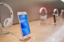 Điện thoại iPhone trưng bày tại một cửa hàng của Apple ở New York, Mỹ. (Nguồn: AFP/TTXVN) 