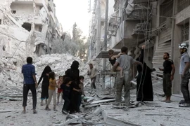 Người dân Syria chuyển thi thể các nạn nhân sau xung đột tại al-Muasalat, phía bắc thành phố Aleppo ngày 23/9. (Nguồn: AFP/TTXVN) 