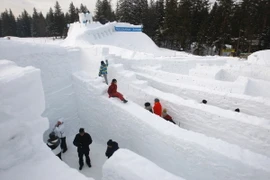 Du khách dạo chơi trong mê cung bằng băng ở Zakopane. (Nguồn: AFP/TTXVN) 