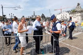 Cảnh sát Bỉ kiểm tra an ninh ở Brussels. (Nguồn: EPA/TTXVN)