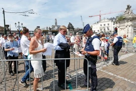 Cảnh sát Bỉ kiểm tra an ninh ở Brussels. (Nguồn: EPA/TTXVN)