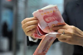 Nhân viên ngân hàng kiểm tiền 100 nhân dân tệ tại một ngân hàng ở Hàng Châu, tỉnh Chiết Giang, miền đông Trung Quốc.