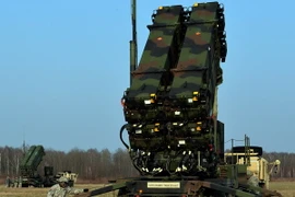 Binh sỹ Mỹ lặp đặt bệ phóng tên lửa Patriot ở Sochaczew, Ba Lan ngày 21/3, một phần trong cuộc tập trận chung giữa Ba Lan và Mỹ. (Nguồn: AFP/TTXVN)