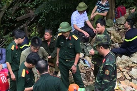 Lực lượng quân đội tìm cách tiếp cận 2 nạn nhân. (Ảnh: Trịnh Duy Hưng/TTXVN) 