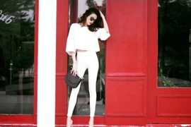 Thiều Bảo Trang chọn áo lửng và quần cạp cao tuyền trắng khéo léo khoe vóc dáng chuẩn.
